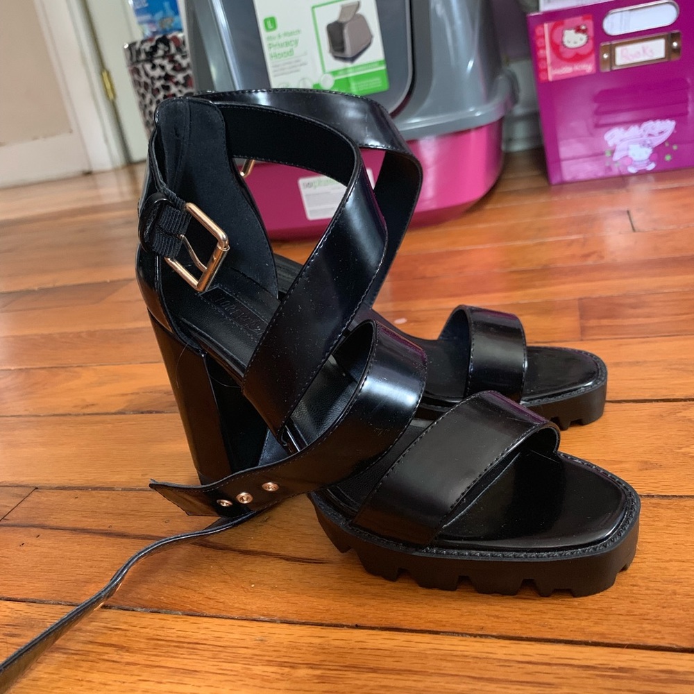 Black Pumps - Picture 1 of 3